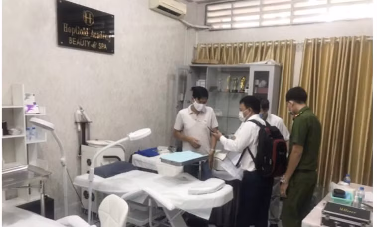 Thanh tra y tế, công an trong 1 lần đi kiểm tra phòng khám. Ảnh minh hoạ