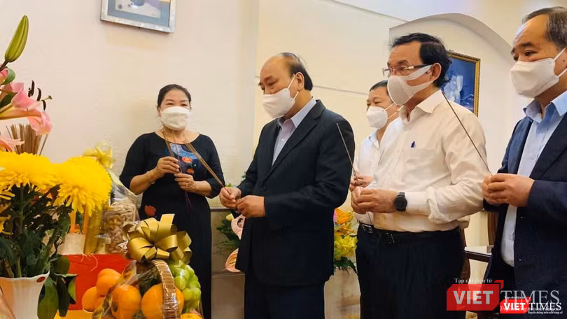 Chủ tịch nước cùng lãnh đạo TP.HCM thắp nhang tưởng nhớ người đã mất vì COVID-19. Chủ tịch nước bày tỏ chia buồn sâu sắc với cô Triệu Thị Huệ về nỗi đau mất người thân. Chủ tịch nước cùng lãnh đạo TP.HCM thắp nhang tưởng nhớ người đã mất vì COVID-19. Chủ tịch nước bày tỏ chia buồn sâu sắc với cô Triệu Thị Huệ về nỗi đau mất người thân.