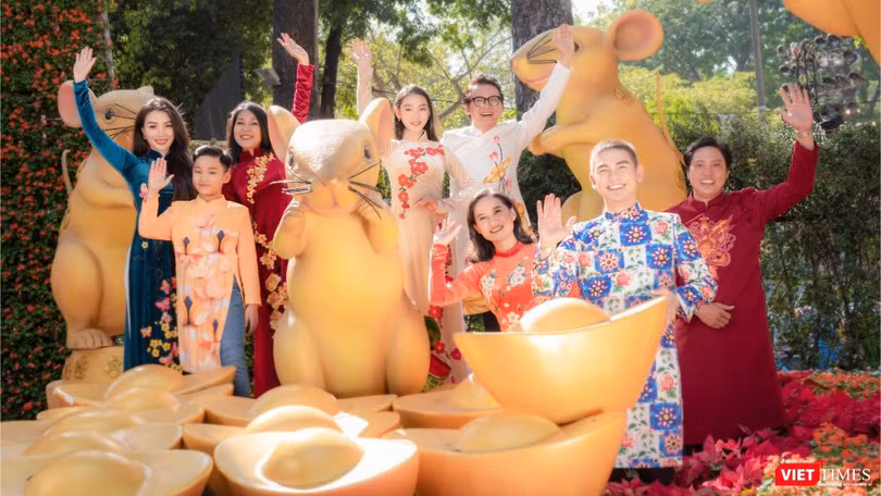 Khung cảnh mùa xuân và bức tranh Tết Canh Tý 2020 càng thêm lộng lẫy với tà áo dài xuân của NTK Việt Hùng.