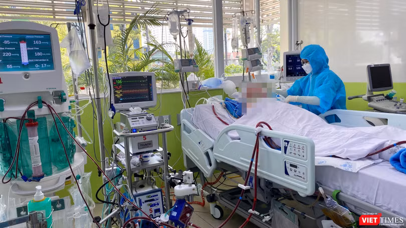 Bệnh nhân 91 phi công người Anh có dấu hiệu hồi tỉnh, bắt đầu cử động các đầu chi (Ảnh: BVCR) 