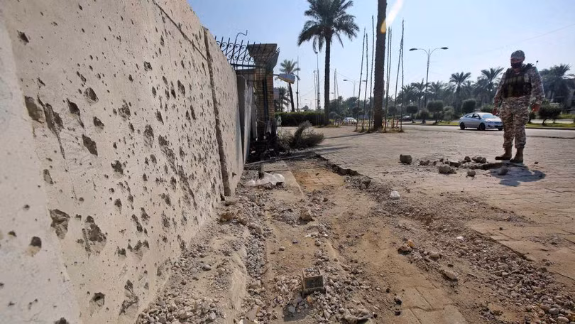 Hiện trường vụ đánh bom sứ quán Mỹ ở Iraq giữa tháng 11/2020 (Ảnh Getty)