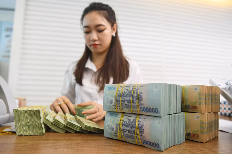 Giao dịch tại một ngân hàng cổ phần ở Hà Nội. Ảnh: Giang Huy.