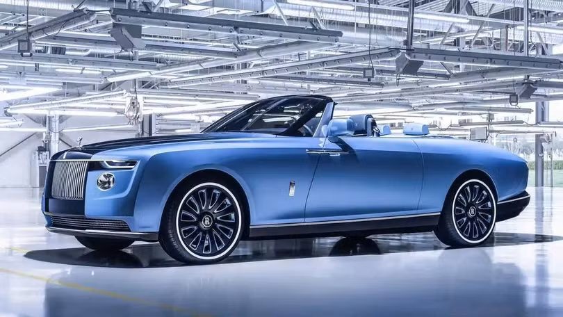 2. Rolls-Royce Boat Tail: 28 triệu USD.(khoảng 712,68 tỉ đồng). Rolls-Royce Boat Tail sở hữu động cơ V12 sản sinh công suất 571 mã lực và mô-men xoắn 900Nm. Hiện chỉ có 3 chiếc được sản xuất với màu sắc khác nhau theo yêu cầu khách hàng.