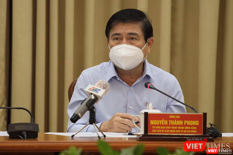 Chủ tịch UBND TP.HCM Nguyễn Thành Phong chủ trì cuộc họp Ban chỉ đạo phòng, chống dịch bệnh COVID-19 chiều tối nay 3/12 (Ảnh: TTBC) Chủ tịch UBND TP.HCM Nguyễn Thành Phong chủ trì cuộc họp Ban chỉ đạo phòng, chống dịch bệnh COVID-19 chiều tối nay 3/12 (Ảnh: TTBC)