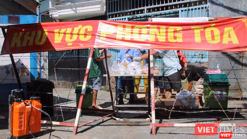 Mặc dù toàn bộ cư dân trong vùng phong toả đã nhận kết quả xét nghiệm âm tính lần thứ nhất nhưng chiều nay 5/12 tất cả cư dân sẽ tiếp tục được lấy mẫu xét nghiệm lần thứ 2 - Ảnh: Hải Linh Mặc dù toàn bộ cư dân trong vùng phong toả đã nhận kết quả xét nghiệm âm tính lần thứ nhất nhưng chiều nay 5/12 tất cả cư dân sẽ tiếp tục được lấy mẫu xét nghiệm lần thứ 2 - Ảnh: Hải Linh