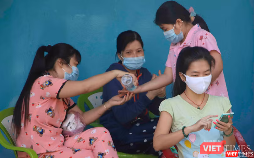 Đeo khẩu trang và rửa tay sát khuẩn thường xuyên để phòng, chống lây nhiễm COVID-19 (Ảnh: Hải Linh) Đeo khẩu trang và rửa tay sát khuẩn thường xuyên để phòng, chống lây nhiễm COVID-19 (Ảnh: Hải Linh)