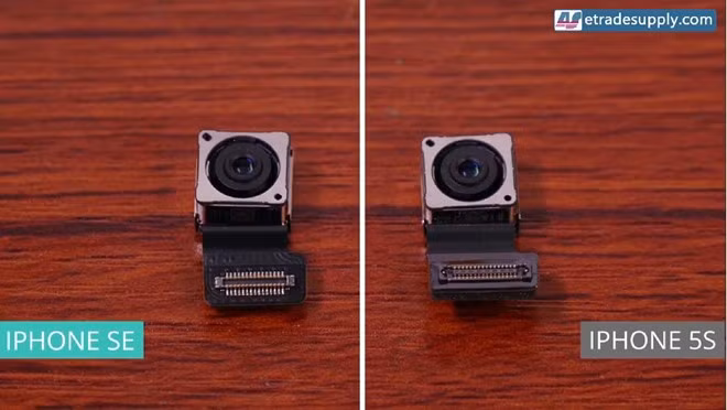 iPhone SE và 5S có máy ảnh sau cùng kích cỡ. Tuy nhiên, các bảng mạch của chúng không giống nhau. Khi module ảnh của 5S sang SE, camera không hoạt động được. iPhone SE và 5S có máy ảnh sau cùng kích cỡ. Tuy nhiên, các bảng mạch của chúng không giống nhau. Khi module ảnh của 5S sang SE, camera không hoạt động được.