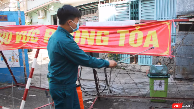 Lực lượng chức năng phong toả để kiểm soát các khu vực liên quan hoặc có người nghi mắc COVID-19 (Ảnh: Hải Linh)
