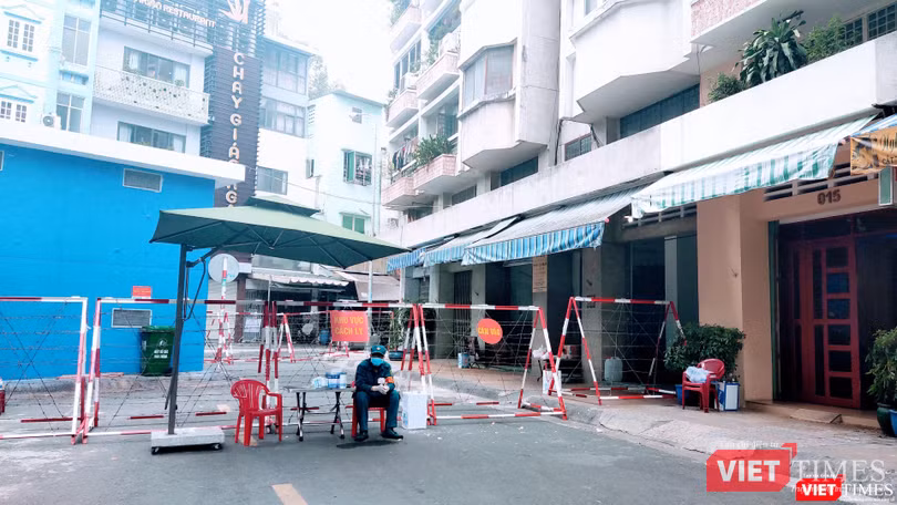 Đồ của người dân được gửi và nhận qua lực lượng chức năng kiểm soát khu vực (Ảnh: Hoà Bình) Đồ của người dân được gửi và nhận qua lực lượng chức năng kiểm soát khu vực (Ảnh: Hoà Bình)