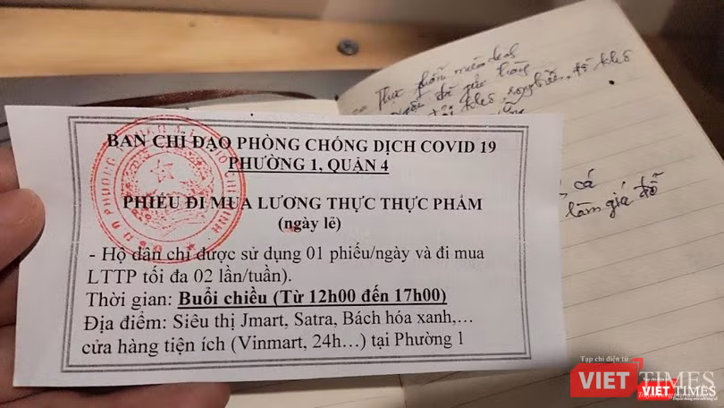 Phiếu mua hàng thiết yếu lương thực, thực phẩm, phường 1, quận 4. Ảnh: Hoà Bình