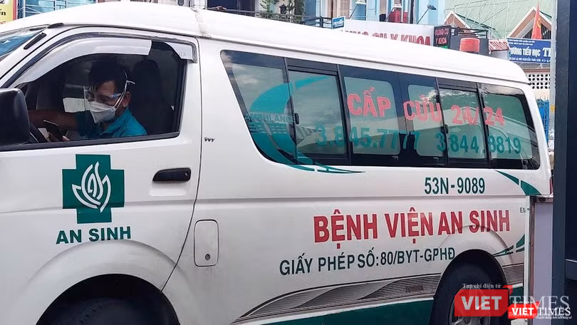 Chỉ có xe cứu thương chạy trên tất cả các tuyến đường. Ảnh: Hoà Bình