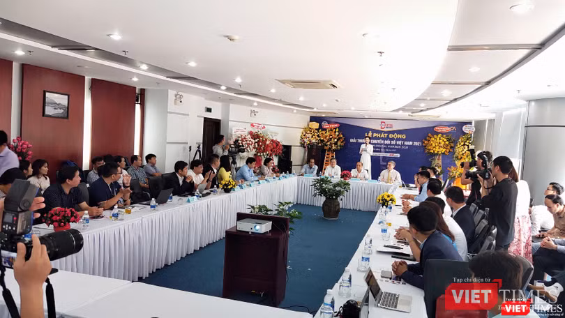 Toàn cảnh cuộc họp báo phát động Giải thưởng chuyển đổi số Việt Nam tại Đà Nẵng đang diễn ra với sự tham dự của hàng trăm đại biểu, chuyên gia, doanh nghiệp quan tâm chuyển đổi số (Ảnh: Hoà Bình) Toàn cảnh cuộc họp báo phát động Giải thưởng chuyển đổi số Việt Nam tại Đà Nẵng đang diễn ra với sự tham dự của hàng trăm đại biểu, chuyên gia, doanh nghiệp quan tâm chuyển đổi số (Ảnh: Hoà Bình)
