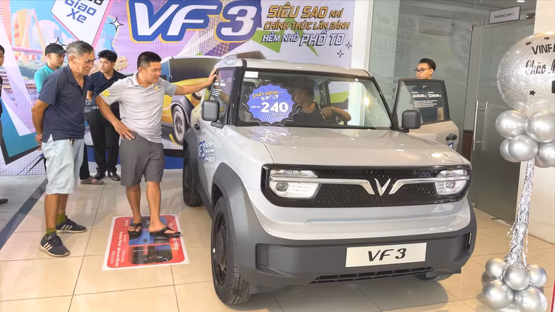 Cận cảnh VinFast VF 3 tại đại lý, chờ bàn giao tới khách hàng