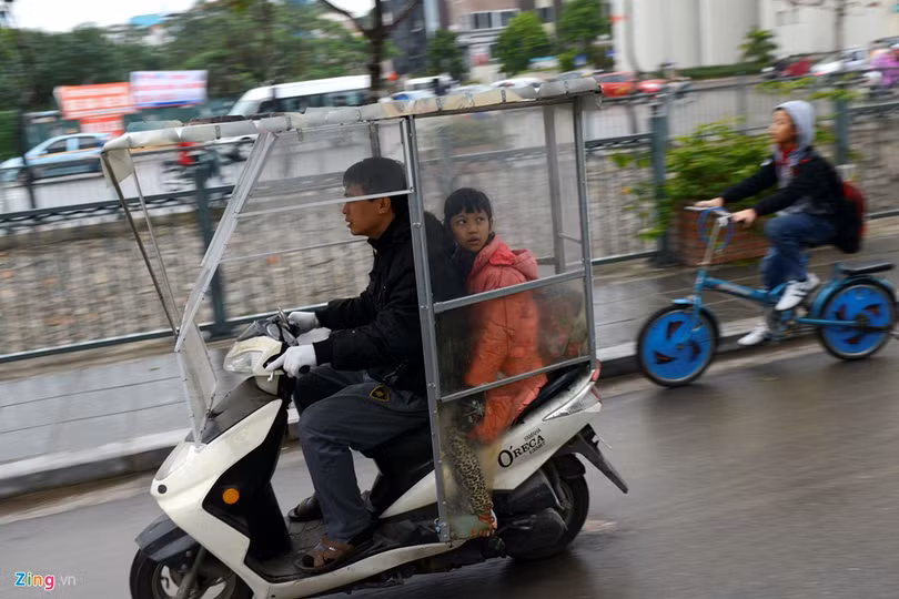 Những kiểu chống rét khi đưa trẻ đến trường ảnh 4