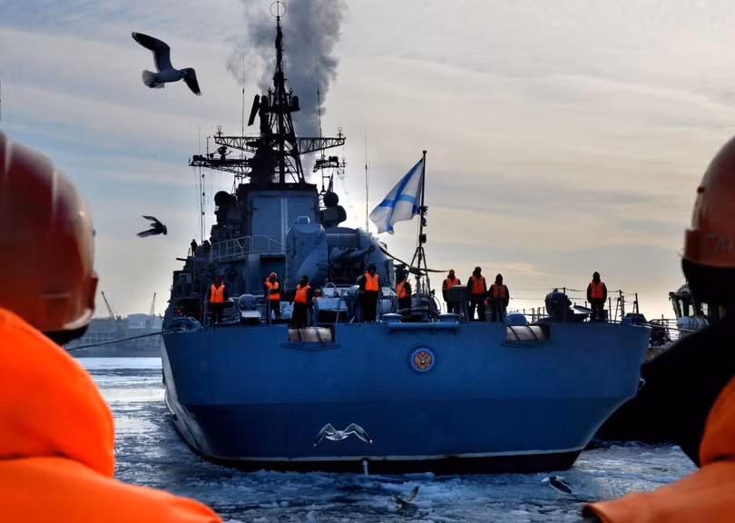 Tàu khu trục Bystryi thả neo ở cảng Vladivostok.