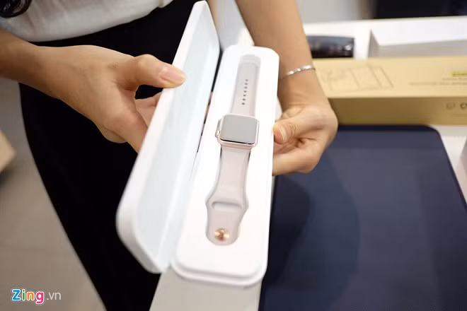 Apple Watch Sport được đựng trong hộp dài. Apple Watch Sport được đựng trong hộp dài.