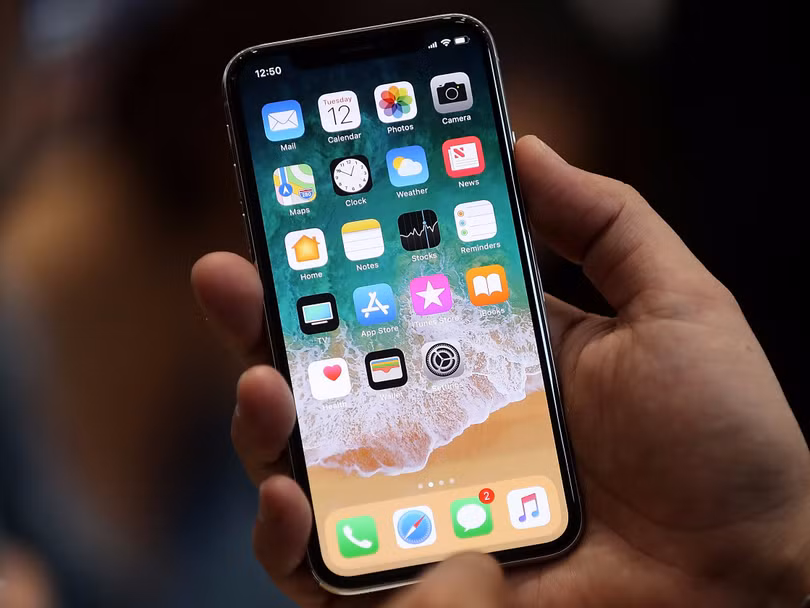 iPhone SE được xem như chiếc smartphone phiên bản Honda Civic (Ảnh: Business Insider)