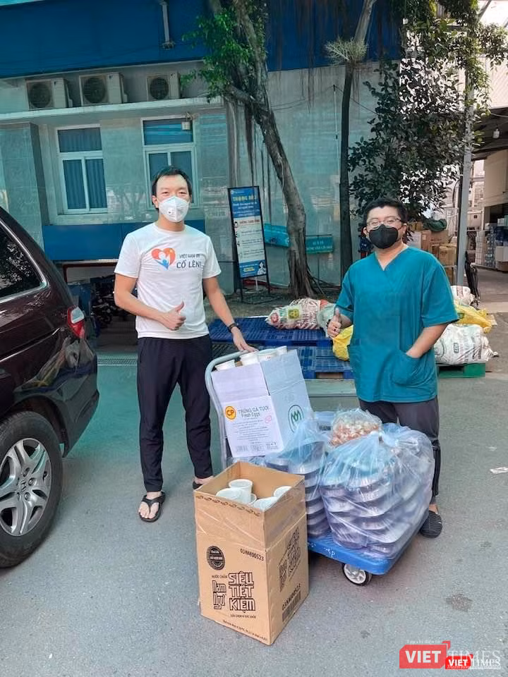 Nỗ lực mang vật dụng, thiết bị y tế và hàng ngàn phần cơm hỗ trợ tuyến đầu Nỗ lực mang vật dụng, thiết bị y tế và hàng ngàn phần cơm hỗ trợ tuyến đầu