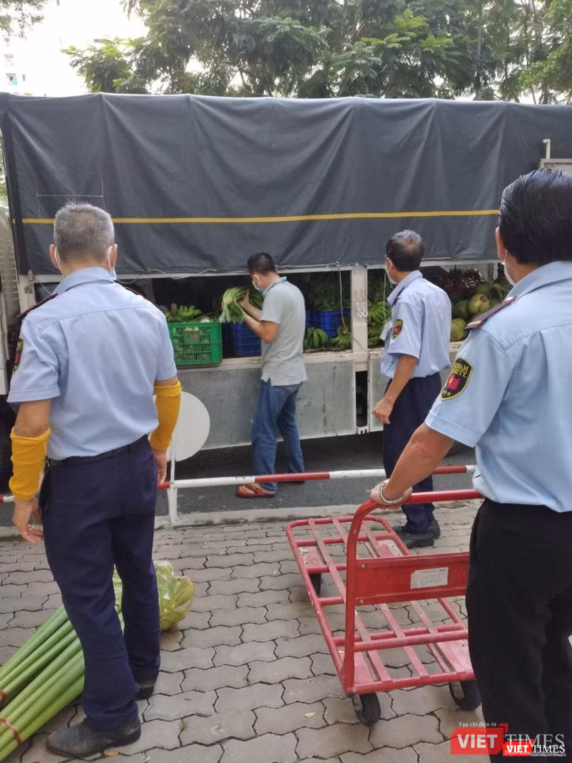 Nông sản được vận chuyển lên các xe tải, đưa đến các khu dân cư. Ảnh: HB
