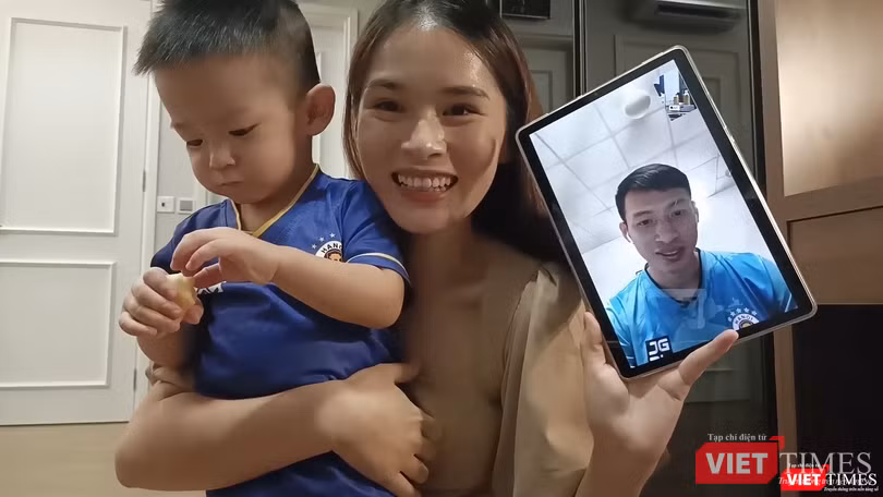 Hai mẹ con ở nhà chờ tin của bố Đỗ Hùng Dũng đang cách ly ở nơi tập luyện