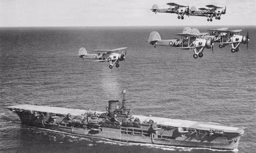 Máy bay ném ngư lôi của hải quân Anhđược triển khai từ tàu sân bayArk Royal. Ảnh:UK Navy Máy bay ném ngư lôi của hải quân Anhđược triển khai từ tàu sân bayArk Royal. Ảnh:UK Navy