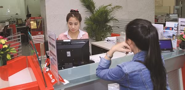 Nhiều ngân hàng đã nhiệt tình hưởng ứng chính sách bằng cách giảm thêm 0,1-0,3 điểm phần trăm lãi suất ở các kỳ hạn dưới sáu tháng. Ảnh minh họa Thành Hoa