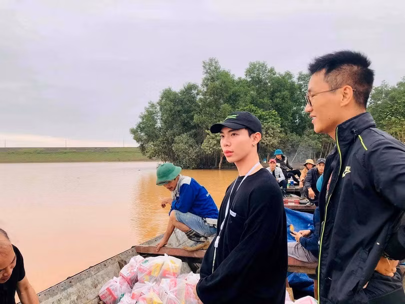 Ca sĩ Erik và ê-kíp trao khoảng 400 phần quà gồm tiền mặt, thuốc men và lương thực cho người dân ở Quảng Trị. (Ảnh: FBNV) Ca sĩ Erik và ê-kíp trao khoảng 400 phần quà gồm tiền mặt, thuốc men và lương thực cho người dân ở Quảng Trị. (Ảnh: FBNV)