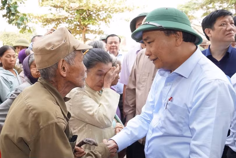 Thủ tướng chia sẻ với những khó khăn mất mát của người dân. Ảnh VGP/Quang Hiếu Thủ tướng chia sẻ với những khó khăn mất mát của người dân. Ảnh VGP/Quang Hiếu