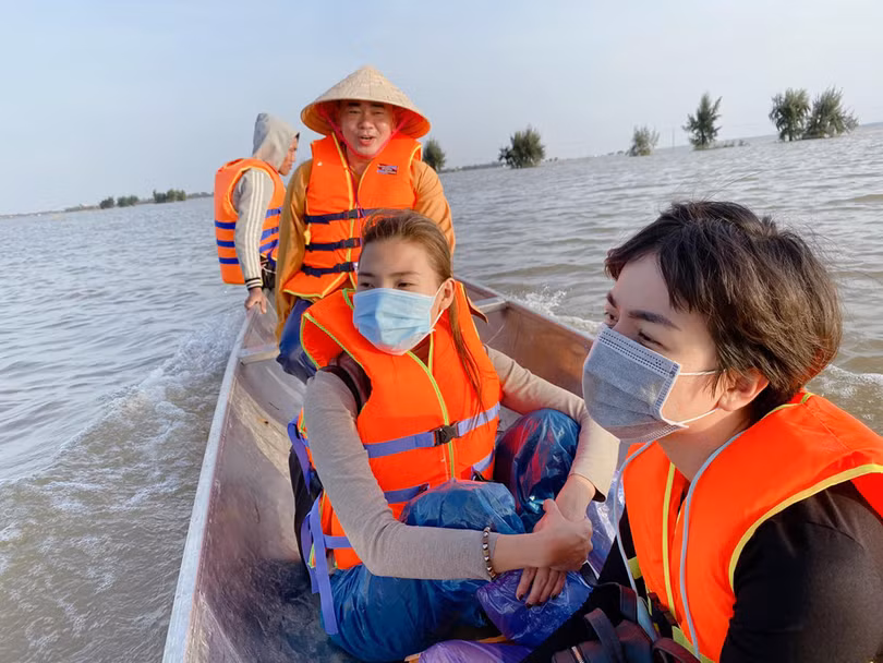 Hành trình "sáng lên núi, chiều xuống biển hồ" của Thúy Diễm và bạn bè dù vất vả, nguy hiểm nhưng diễn viên luôn đầy năng lượng. (Ảnh: FBNV) Hành trình "sáng lên núi, chiều xuống biển hồ" của Thúy Diễm và bạn bè dù vất vả, nguy hiểm nhưng diễn viên luôn đầy năng lượng. (Ảnh: FBNV)
