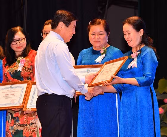 Chủ tịch UBND TPHCM Nguyễn Thành Phong tuyên dương điển hình phụ nữ tiên tiến. Ảnh: Việt Dũng Chủ tịch UBND TPHCM Nguyễn Thành Phong tuyên dương điển hình phụ nữ tiên tiến. Ảnh: Việt Dũng
