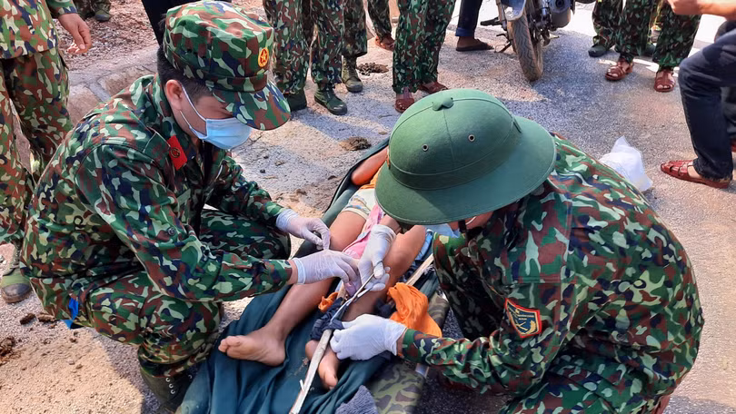 Dốc toàn lực, đưa cả máy bay và tàu thuỷ vào cứu dân Trà Leng ảnh 7 Dốc toàn lực, đưa cả máy bay và tàu thuỷ vào cứu dân Trà Leng ảnh 7