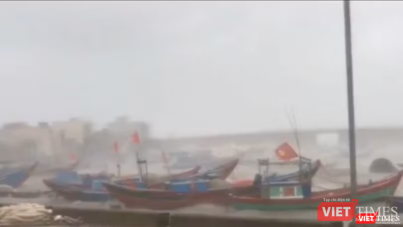 Đảo Lý Sơn chìm trong mưa trắng trời bão số 9 (Ảnh: Hoà Bình chụp lại từ video của Đài Truyền hình Quảng Ngãi) Đảo Lý Sơn chìm trong mưa trắng trời bão số 9 (Ảnh: Hoà Bình chụp lại từ video của Đài Truyền hình Quảng Ngãi)