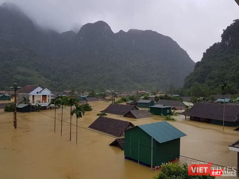 Màu xanh của nhà phao mang lại hơi ấm và sự sống cho vùng ngập sâu Tân Hoá (Quảng Bình) - Ảnh: Quỹ Nhà chống lũ cung cấp Màu xanh của nhà phao mang lại hơi ấm và sự sống cho vùng ngập sâu Tân Hoá (Quảng Bình) - Ảnh: Quỹ Nhà chống lũ cung cấp