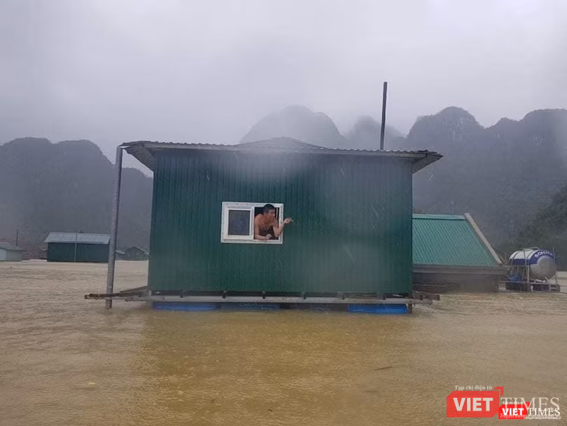 Nhà phao do Quỹ Nhà chống lũ xây dựng giúp bà con Tân Hoá (Quảng Bình) phát huy tác dụng trong mùa bão lũ (Ảnh: Quỹ Nhà chống lũ cung cấp) Nhà phao do Quỹ Nhà chống lũ xây dựng giúp bà con Tân Hoá (Quảng Bình) phát huy tác dụng trong mùa bão lũ (Ảnh: Quỹ Nhà chống lũ cung cấp)