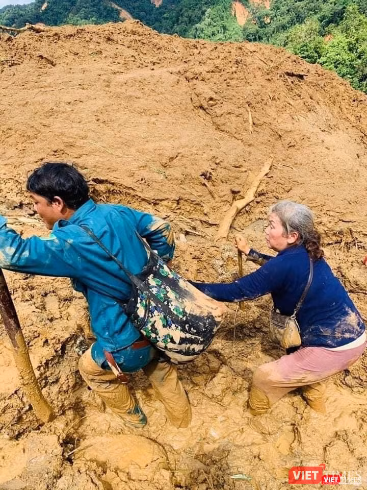 Rất khó khăn để thoát khỏi sình lầy (Ảnh: Sơn Phước) Rất khó khăn để thoát khỏi sình lầy (Ảnh: Sơn Phước)