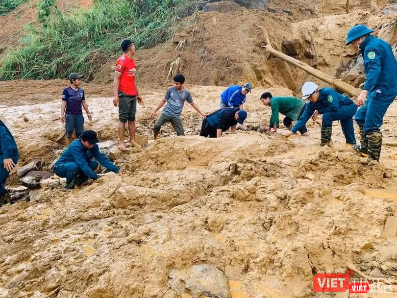 Lực lượng chức năng tìm cách tiếp cận hiện trường (Ảnh: QNO) Lực lượng chức năng tìm cách tiếp cận hiện trường (Ảnh: QNO)