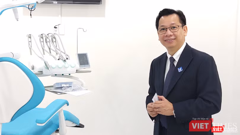 BS.TS Hoàng Trọng Hùng giới thiệu về các tính năng của phẫu thuật Implant (Ảnh: Hoà Bình) BS.TS Hoàng Trọng Hùng giới thiệu về các tính năng của phẫu thuật Implant (Ảnh: Hoà Bình)