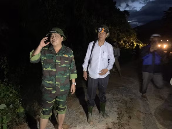 Ông Nguyễn Mạnh Hà, trưởng Ban Nội chính Tỉnh ủy Quảng Nam, đã túc trực tại hiện trường chỉ đạo tìm kiếm cứu nạn suốt đêm qua. Ông Hà từng là bí thư Huyện ủy Phước Sơn (Ảnh: QNO)