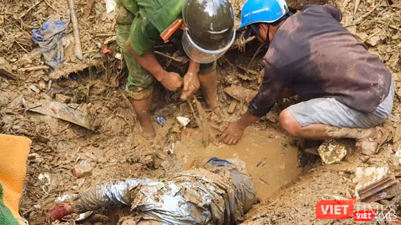 Công tác tìm kiếm cứu hộ cứu nạn ở Nam Trà My và Phước Sơn đang được lực lượng chức năng khẩn trương tiến hành (Ảnh: An Bằng)