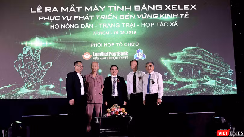 Ông Nguyễn Minh Hồng - Chủ tịch Hội Truyền thông số Việt Nam tham dự Lễ ra mắt máy tính bảng dành cho nông dân.