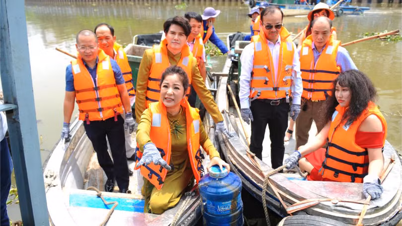 Công chúng bất ngờ với hình ảnh diễn viên – nghệ sỹ hài Thúy Nga đi xuồng dọc kênh Thị Nghè vớt rác thải nhựa