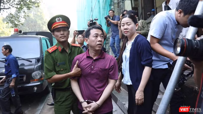 Bị cáo Nguyễn Minh Hùng đến tòa sáng 24/9 