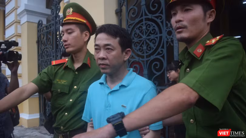 Bị cáo Nguyễn Minh Hùng bị áp tải tại tòa.