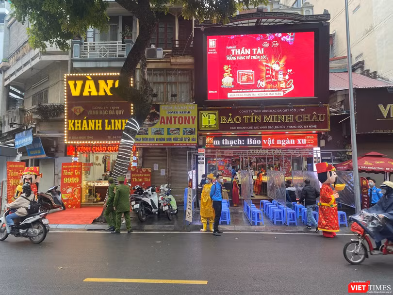 Khác với năm trước, cửa hàng vàng thuộc hệ thống Bảo Tín Minh Châu trên phố Trần Nhân Tông không còn cảnh chen chúc xếp hàng Khác với năm trước, cửa hàng vàng thuộc hệ thống Bảo Tín Minh Châu trên phố Trần Nhân Tông không còn cảnh chen chúc xếp hàng