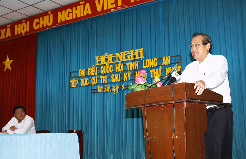 Phó Thủ tướng Trương Hòa Bình phát biểu tại Hội nghị tiếp xúc cử tri huyện Đức Huệ, tỉnh Long An. Ảnh: VGP/Lê Sơn