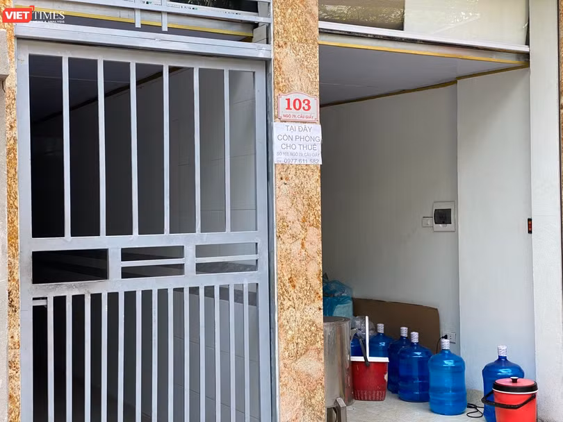 Sáng 27/4, PV đã tìm đến địa chỉ Gia Linh trên đăng ký kinh doanh. Đây giống là một căn nhà cho thuê trọ hơn là trụ sở công ty, và cũng không thấy biển hiệu Gia Linh gắn ở bên ngoài. Có thể Gia Linh đã chuyển trụ sở mới, vì thông tin trên ĐKKD đã được cập nhật từ giữa năm 2017. Sáng 27/4, PV đã tìm đến địa chỉ Gia Linh trên đăng ký kinh doanh. Đây giống là một căn nhà cho thuê trọ hơn là trụ sở công ty, và cũng không thấy biển hiệu Gia Linh gắn ở bên ngoài. Có thể Gia Linh đã chuyển trụ sở mới, vì thông tin trên ĐKKD đã được cập nhật từ giữa năm 2017.