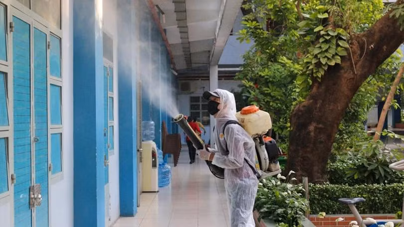Phun khử khuẩn trường học ở TP.HCM trước khi đón học sinh trở lại học trực tiếp