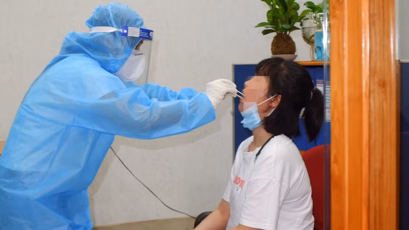 Lấy mẫu test COVID-19 cho người dân. Ảnh: HCDC 