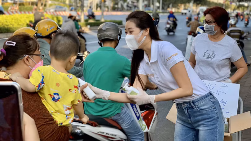 Cử chỉ đẹp của Hoa hậu Khánh Vân gửi tặng 200 chai nước rửa tay sát khuẩn cho người dân