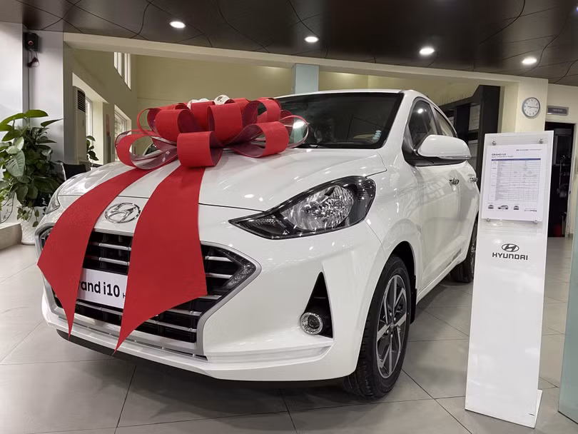 Hyundai i10 được đông đảo khách hàng quan tâm bởi có 2 tùy chọn kiểu dáng là sedan và hatchback.